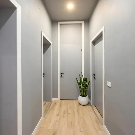Centre - 7 Person With Wifi And Ac Near The